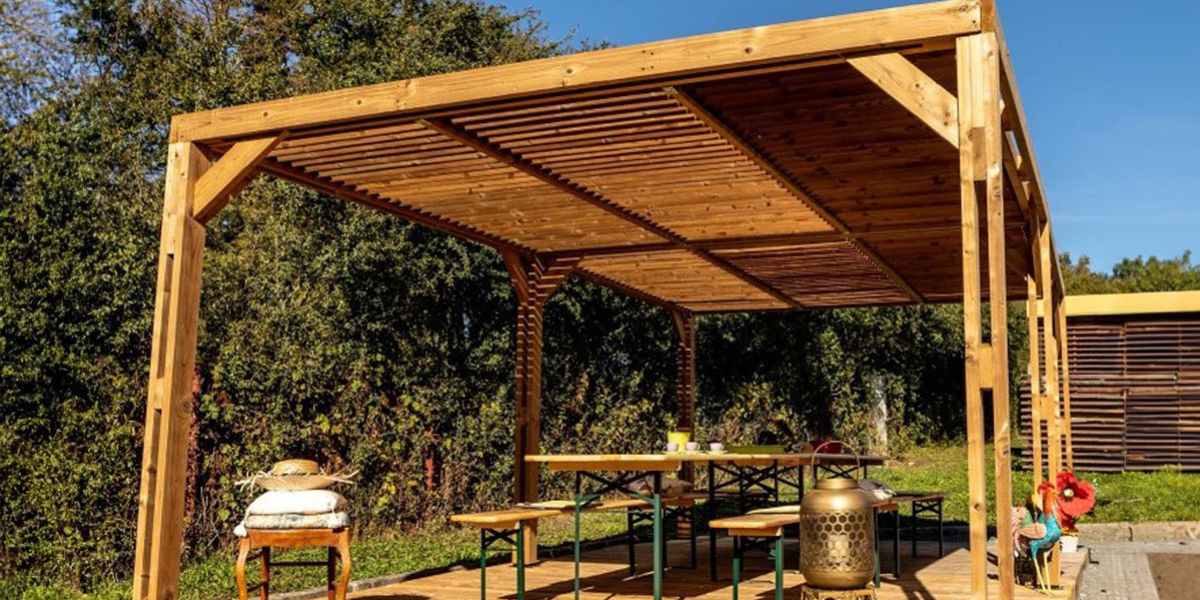 Guida alla riverniciatura del gazebo in legno: Consigli e passaggi per un risultato duraturo e di qualità